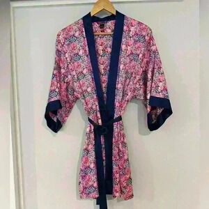 Victoria’s Secret Robe with pockets‎ and tie size small/medium